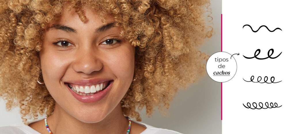 Mulher sorrindo com cabelo cacheado e exemplos de cachos