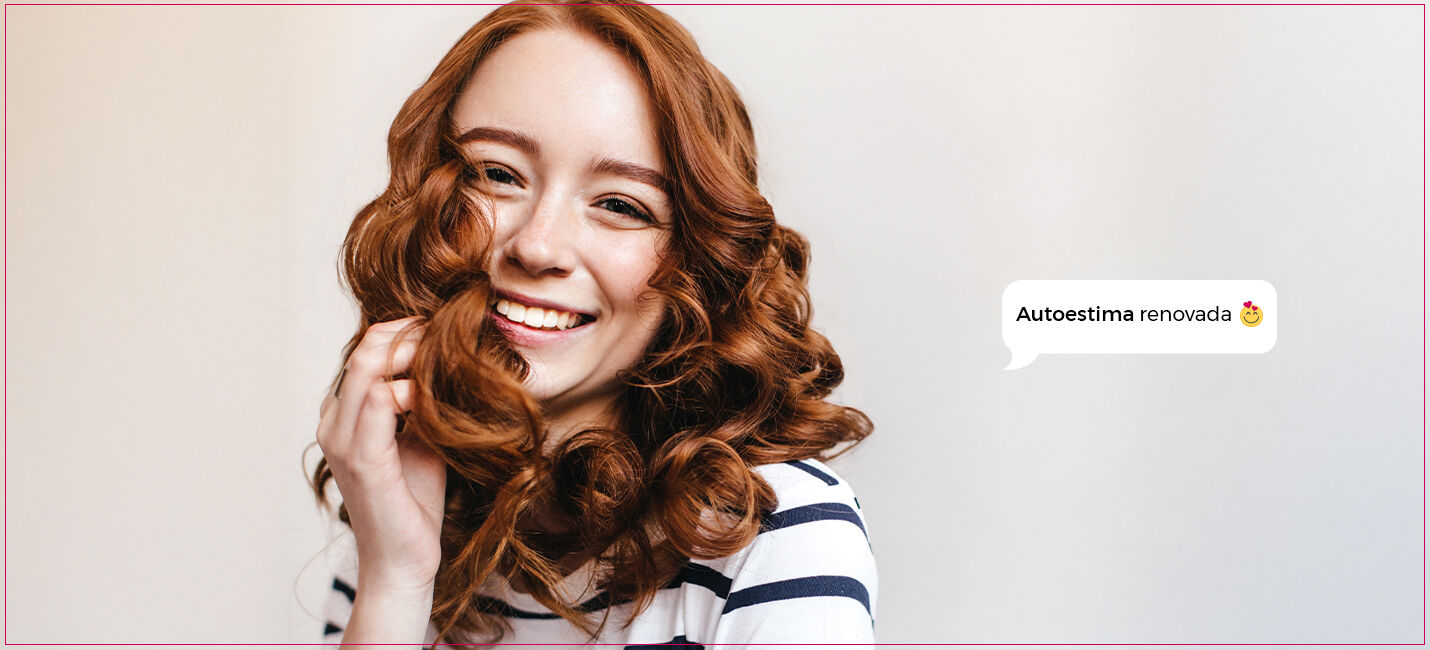 Jovem sorridente com cabelo cacheado e autoestima renovada