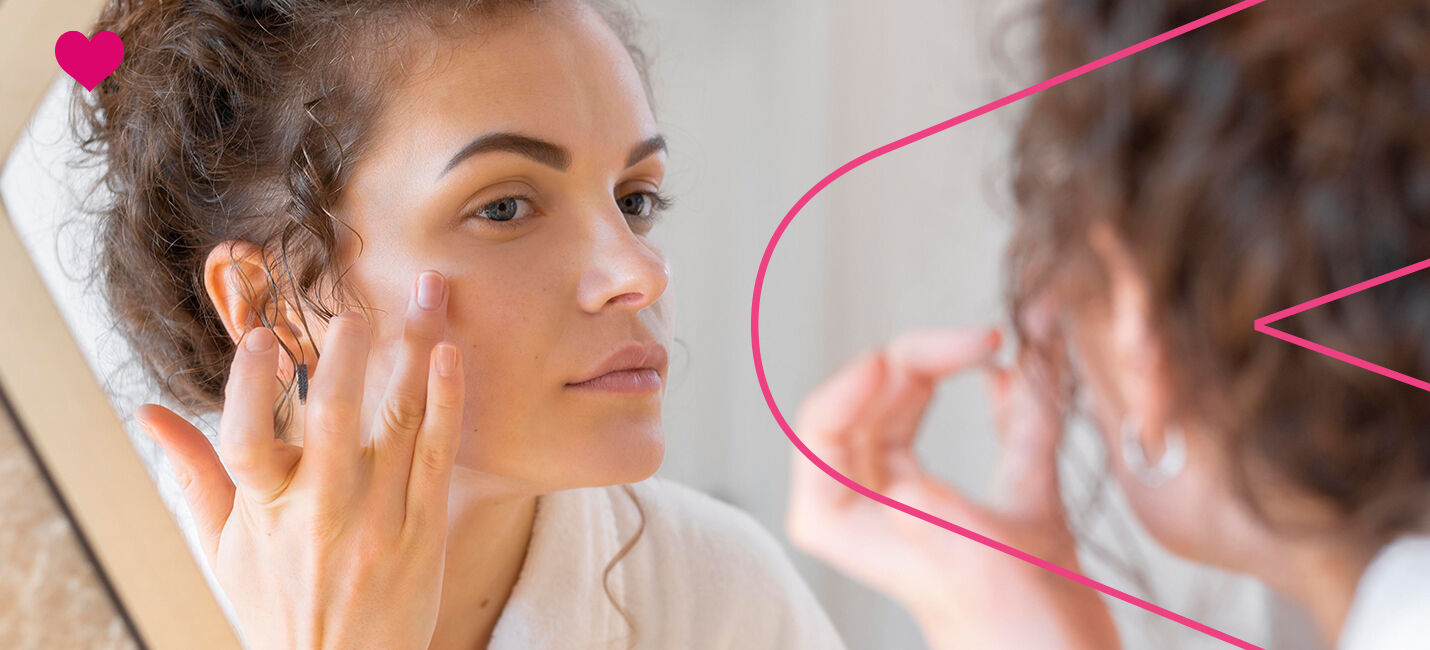 Mulher aplicando creme facial em espelho