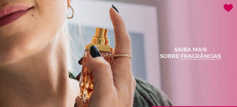 Mulher aplicando perfume com estilo