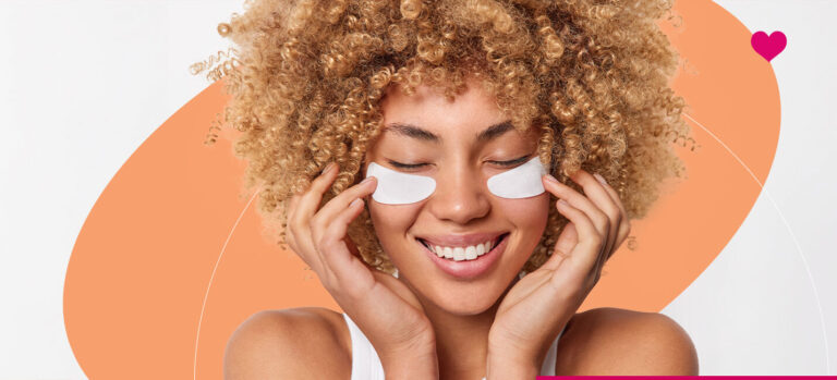 Mulher sorrindo com cuidados para a pele no rosto