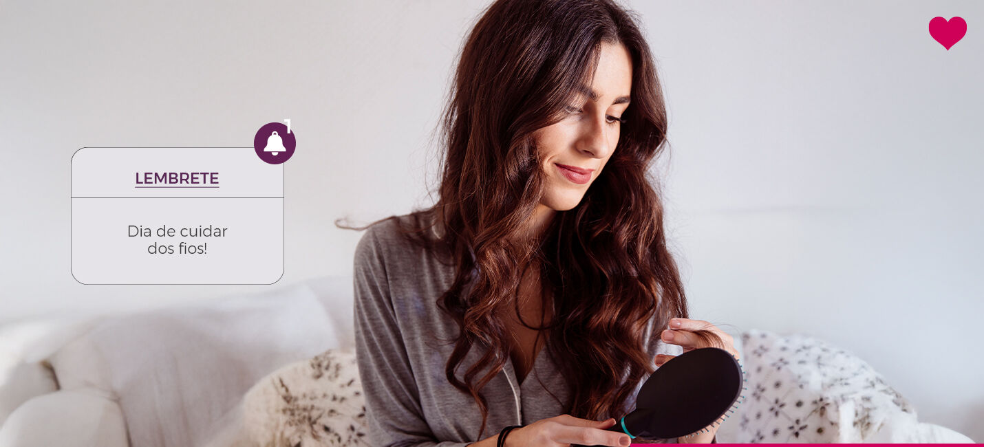 Mulher escovando os cabelos em casa