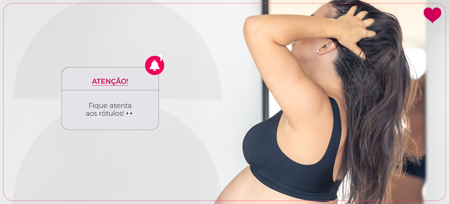 Mulher grávida prestando atenção aos rótulos.