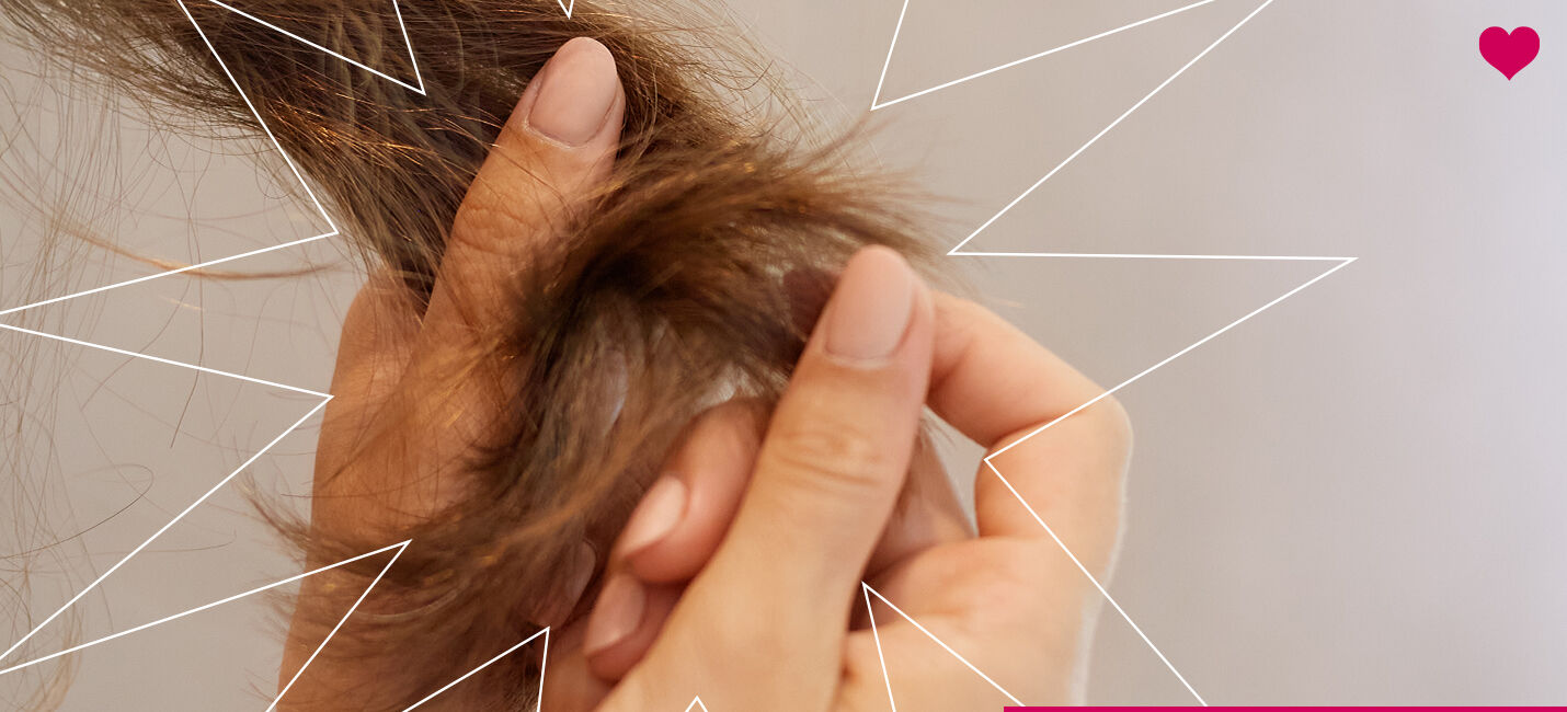 Pessoa segurando cabelo com mãos delicadas