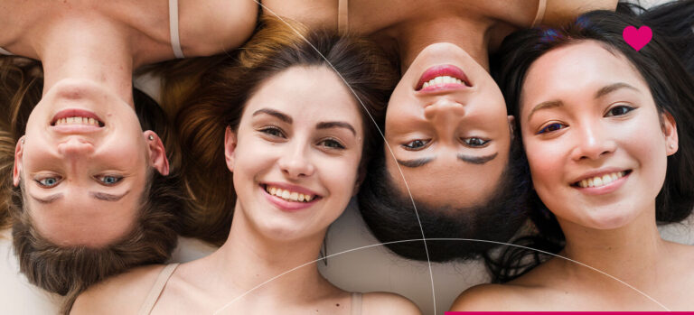 Quatro mulheres sorrindo lado a lado