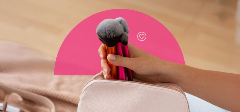 Pincéis de maquiagem em uma bolsa rosa