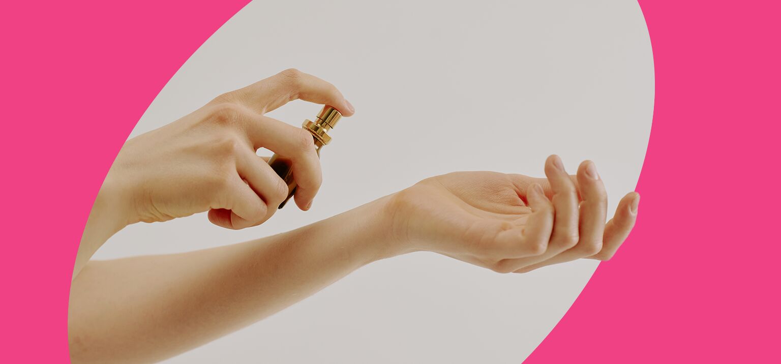 Pessoa aplicando perfume no pulso