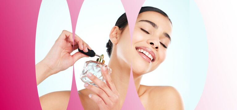 Mulher aplicando perfume com sorriso feliz