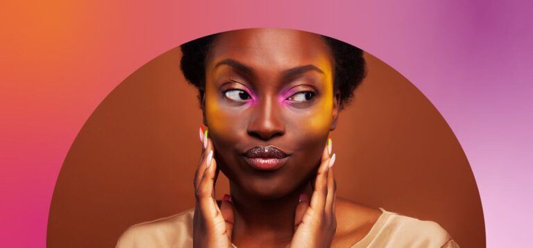 Mulher com maquiagem colorida e expressão pensativa