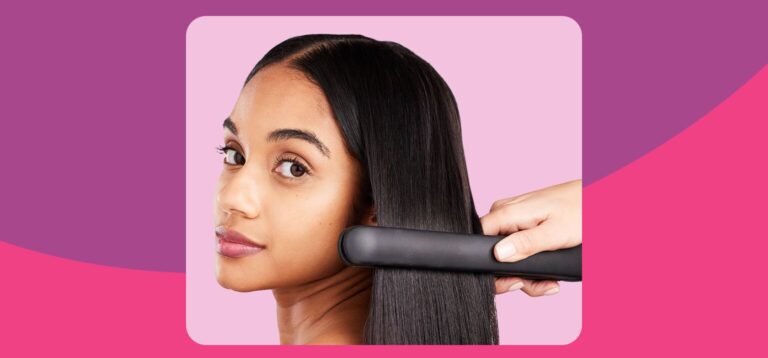 Modelo alisando cabelo com chapinha