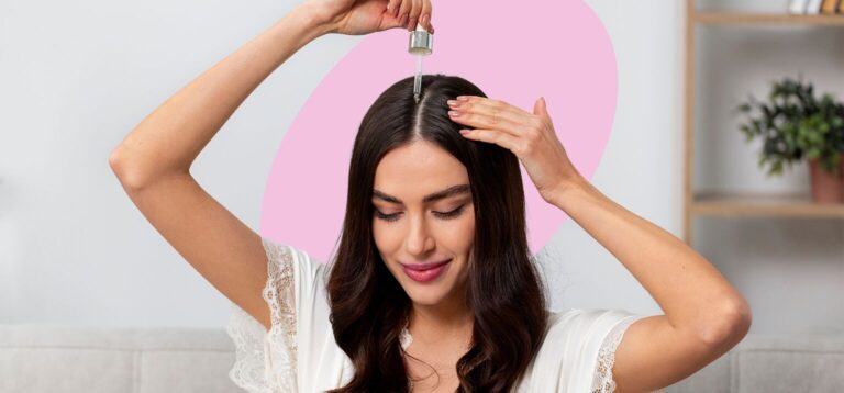 Mulher aplicando óleo capilar em seus cabelos