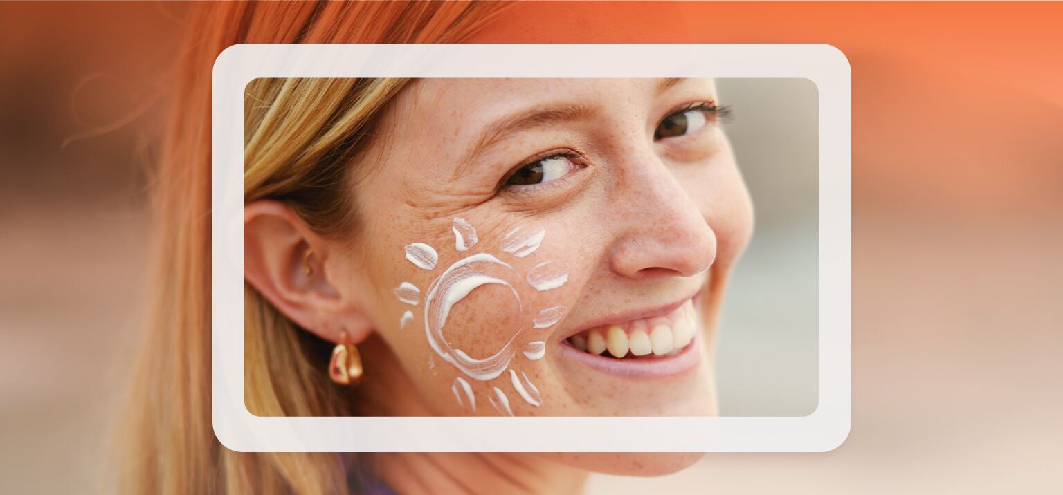 Mulher sorrindo com pintura facial de sol.