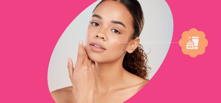 Mulher tocando o rosto em fundo rosa