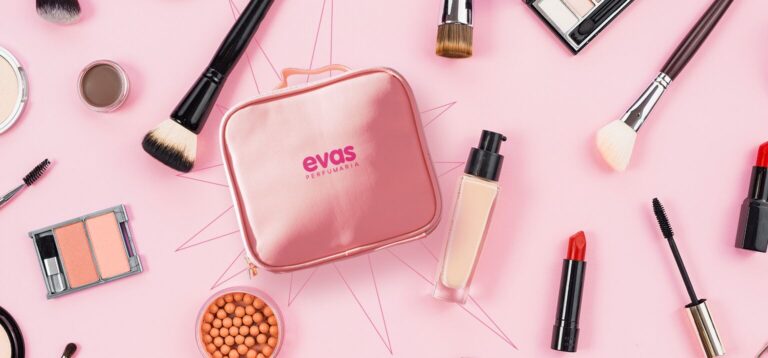 Necessaire de maquiagem com produtos variados