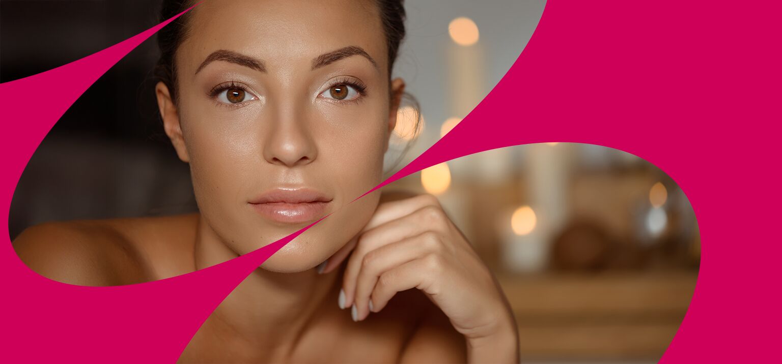 Mulher pensativa em ambiente relaxante com luz suave