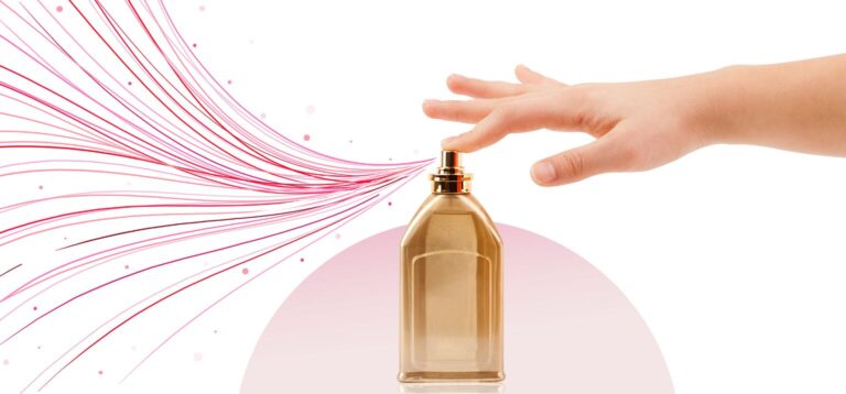 Mão aplicando perfume em frasco elegante.