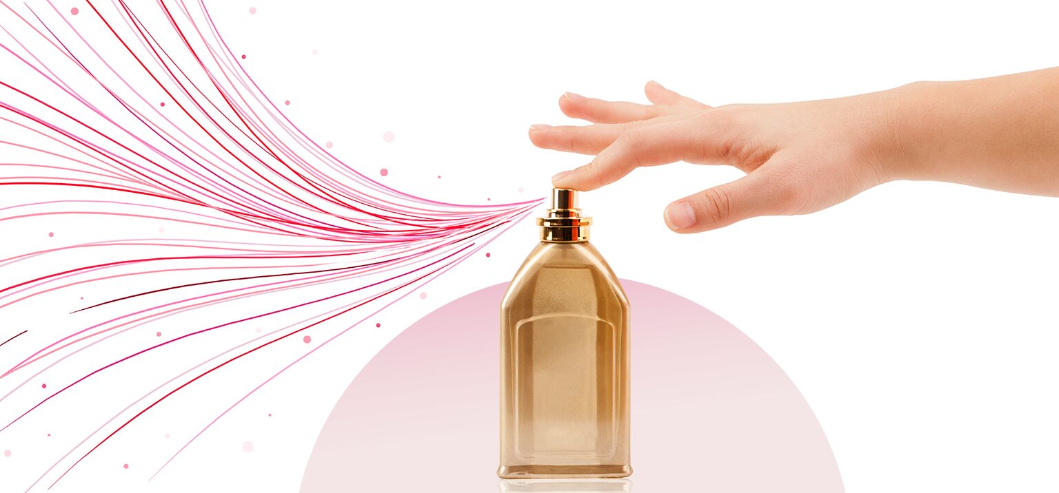 Mão aplicando perfume em frasco elegante.