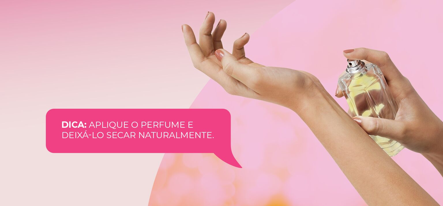 Mulher aplicando perfume em seu pulso