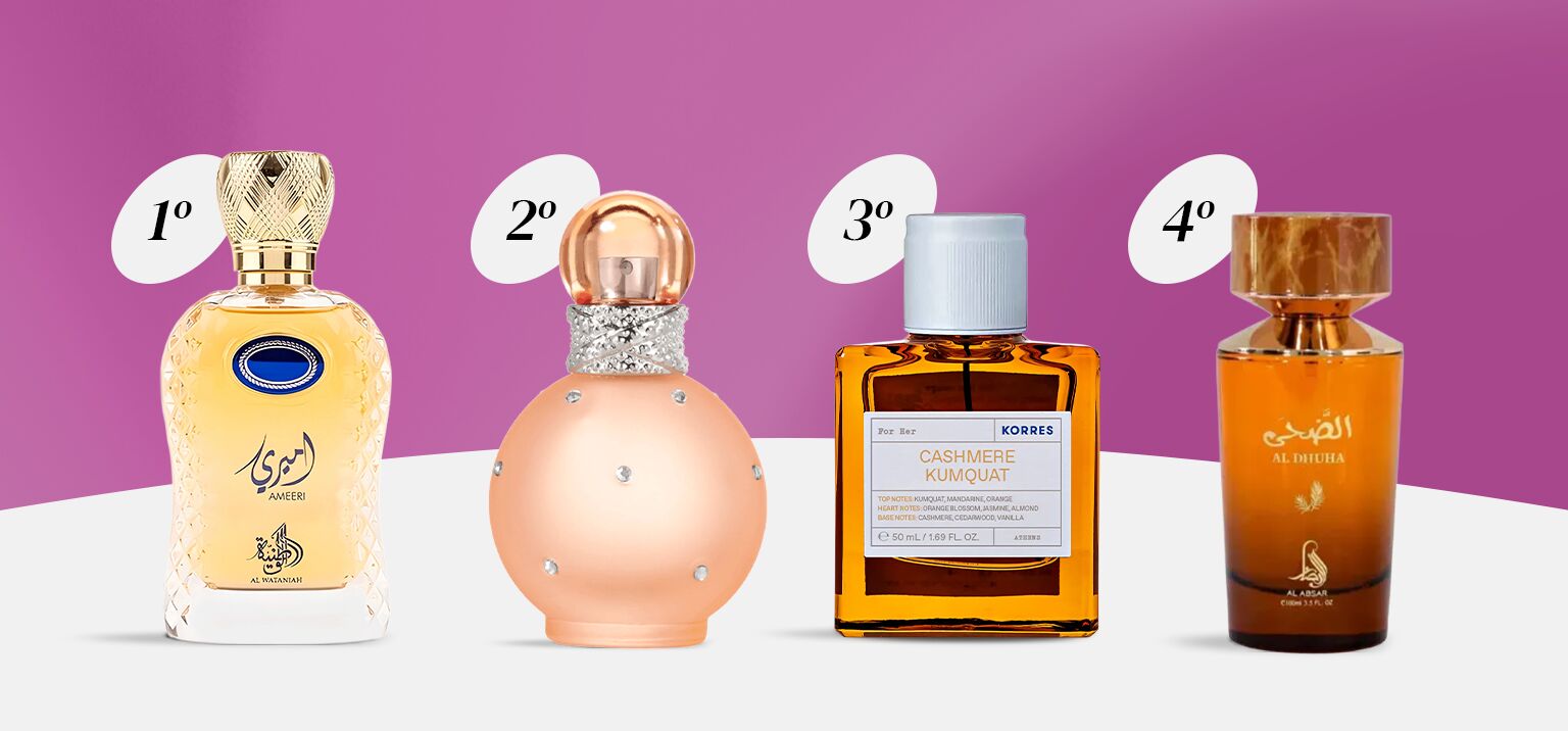 Frascos de perfumes em fundo rosa