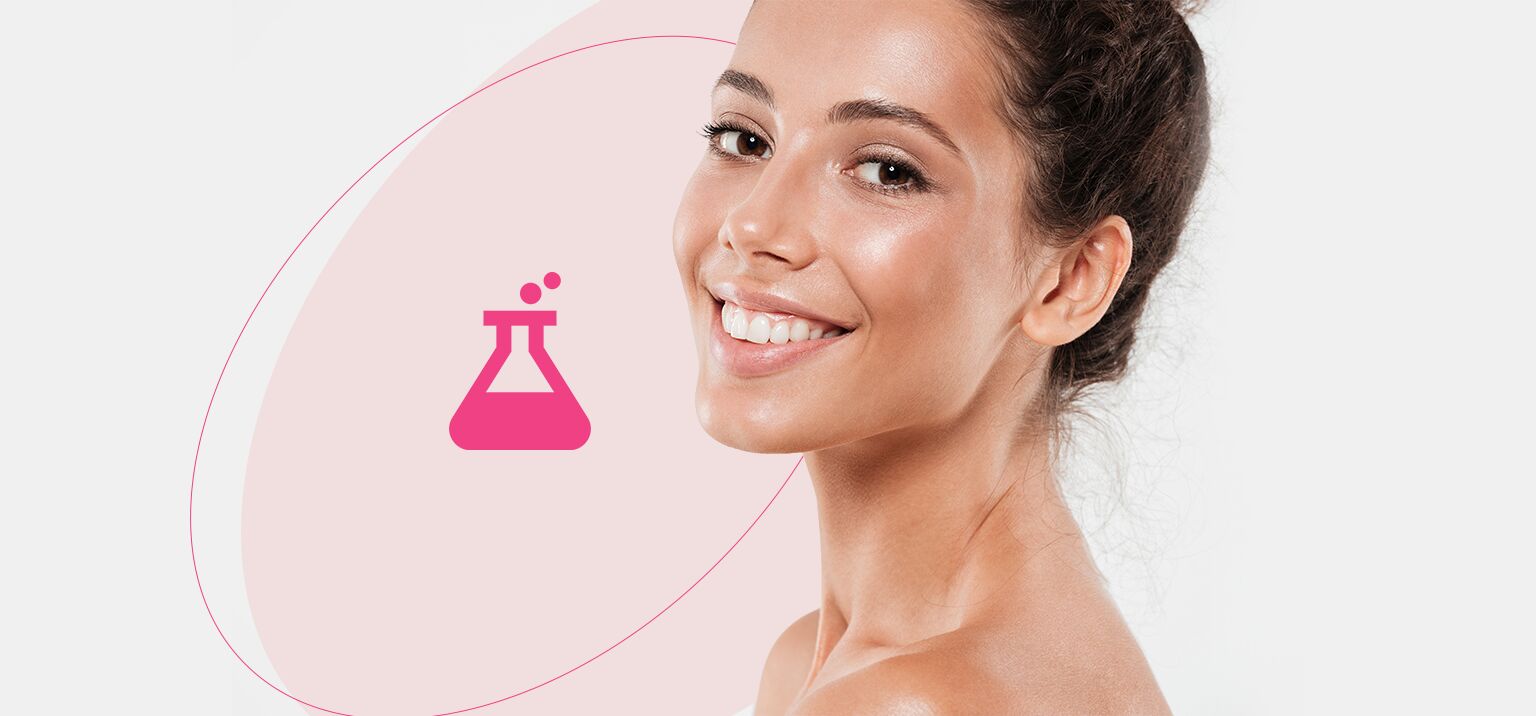 Modelo sorridente com fundo minimalista e ícone de frasco