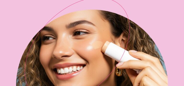 Mulher aplicando base em stick no rosto