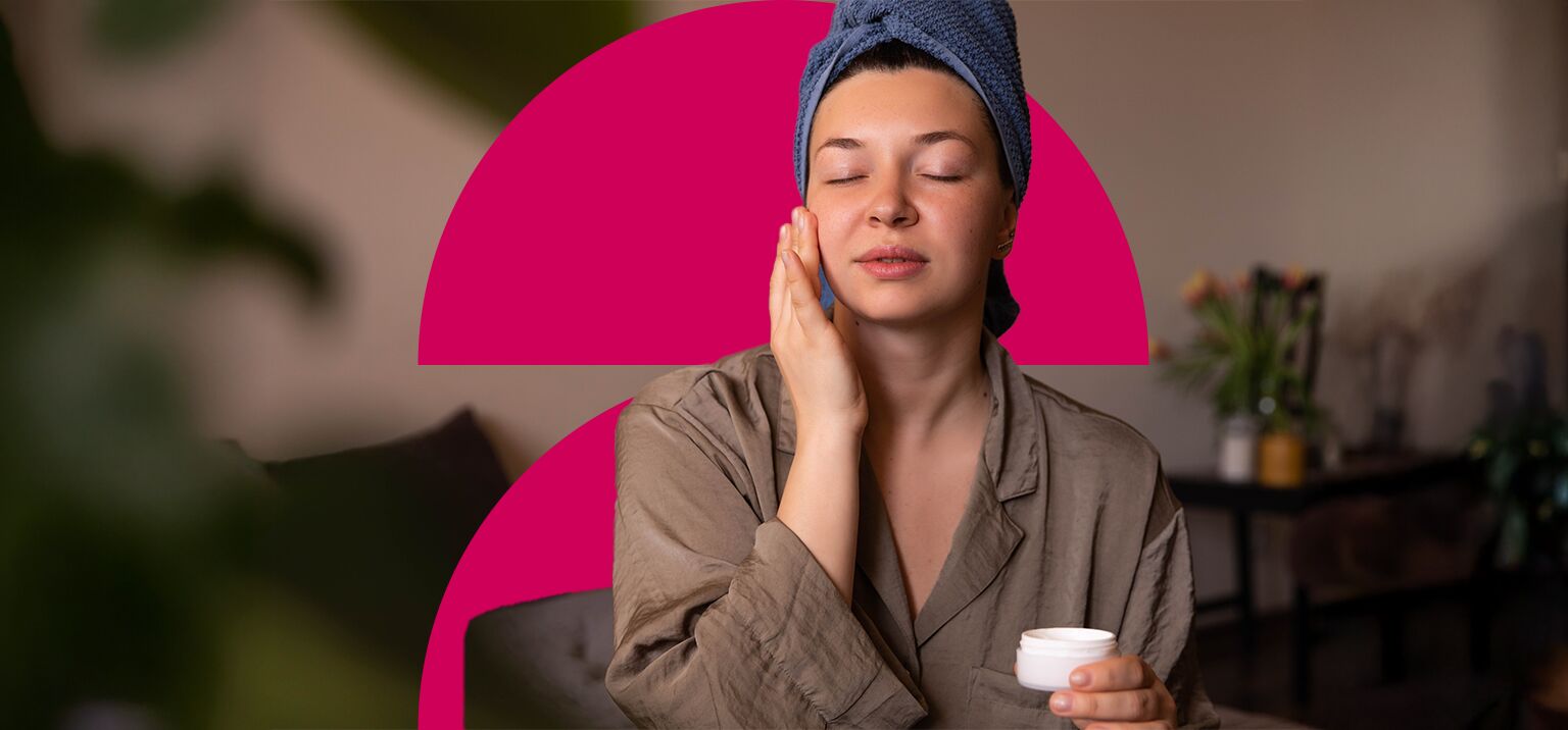 Mulher aplicando creme facial em casa
