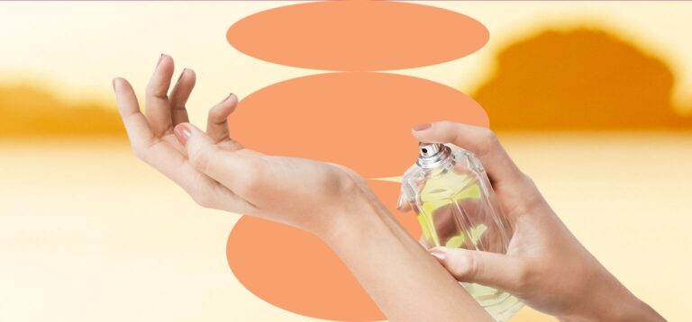 Mulher aplicando perfume no punho ao ar livre