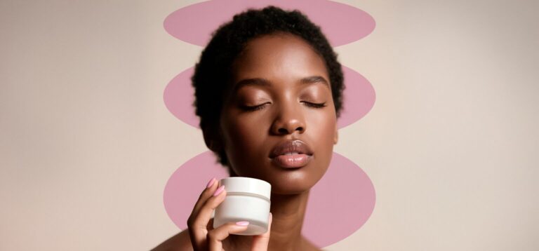 Mulher segurando creme facial com expressão relaxada