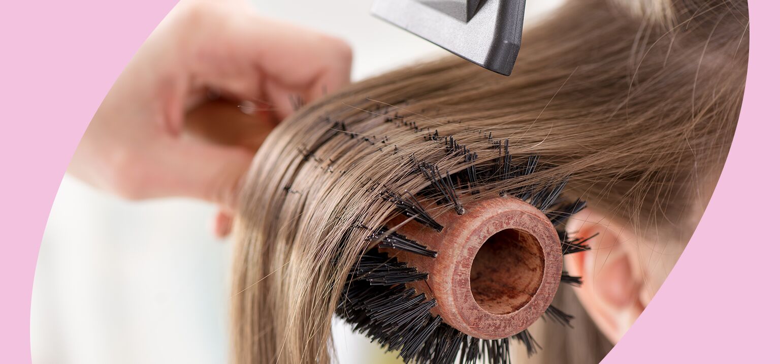 Alisamento de cabelo com escova e secador