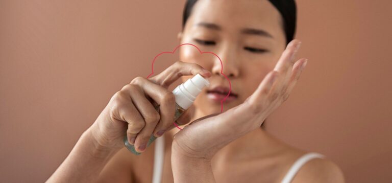 mulher aplicando serum facial