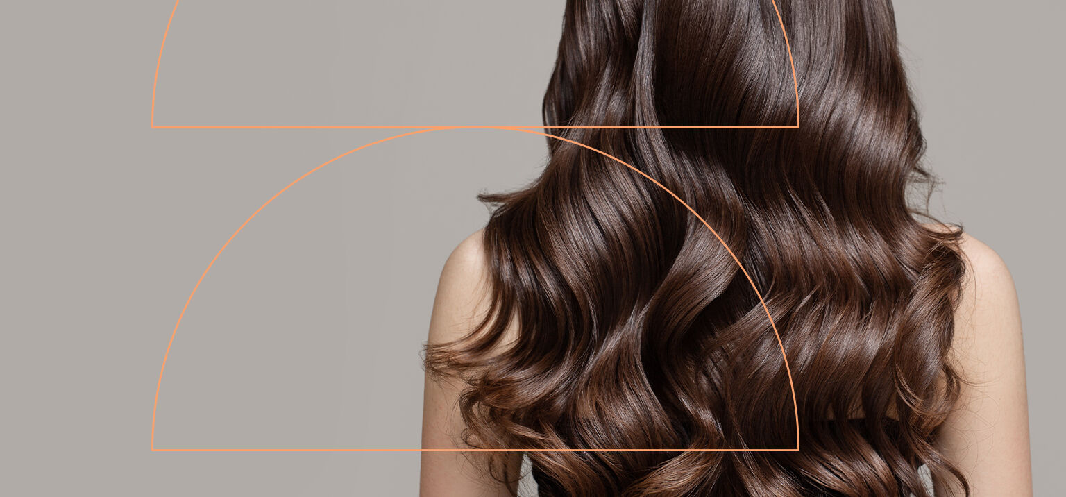 Cabelo longo e ondulado em fundo neutro