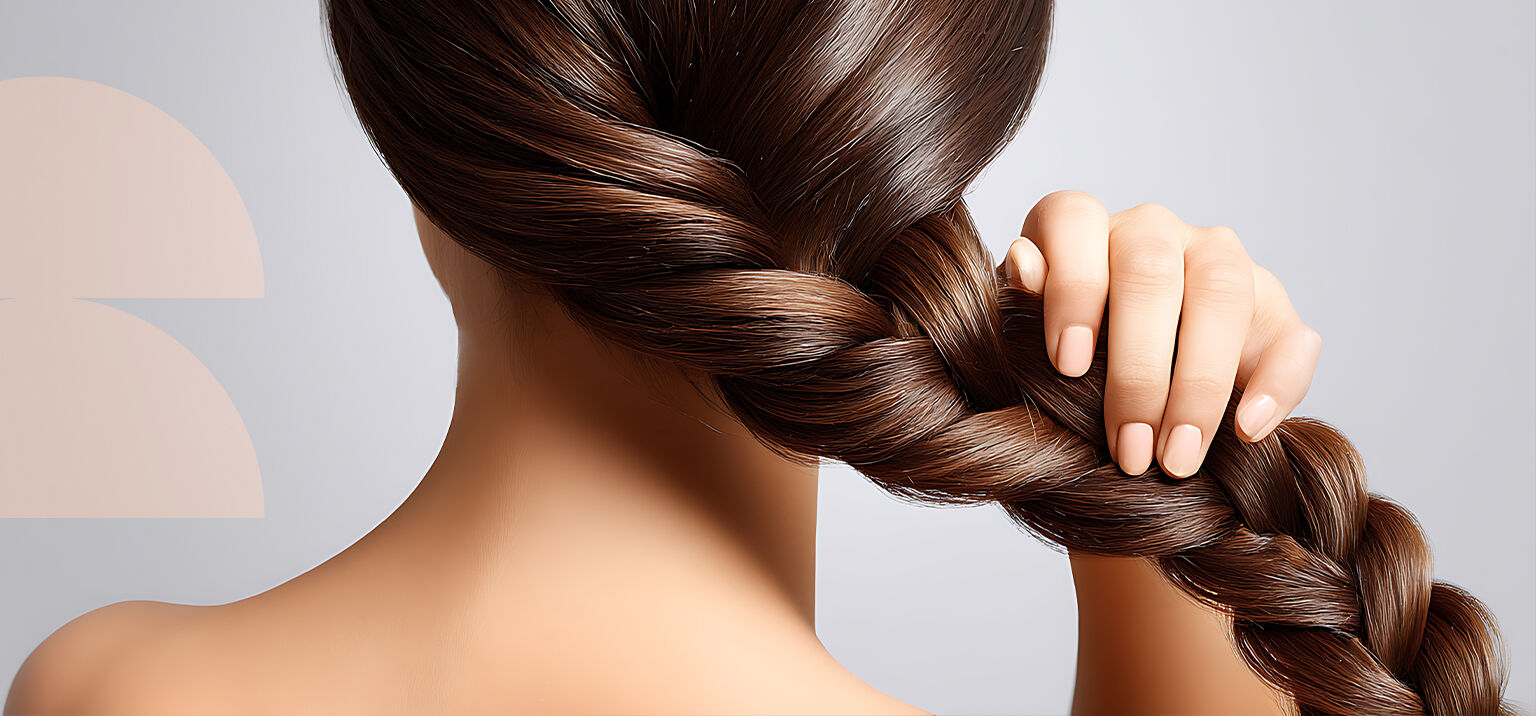 Mulher com cabelos longos e trançados visíveis por trás.