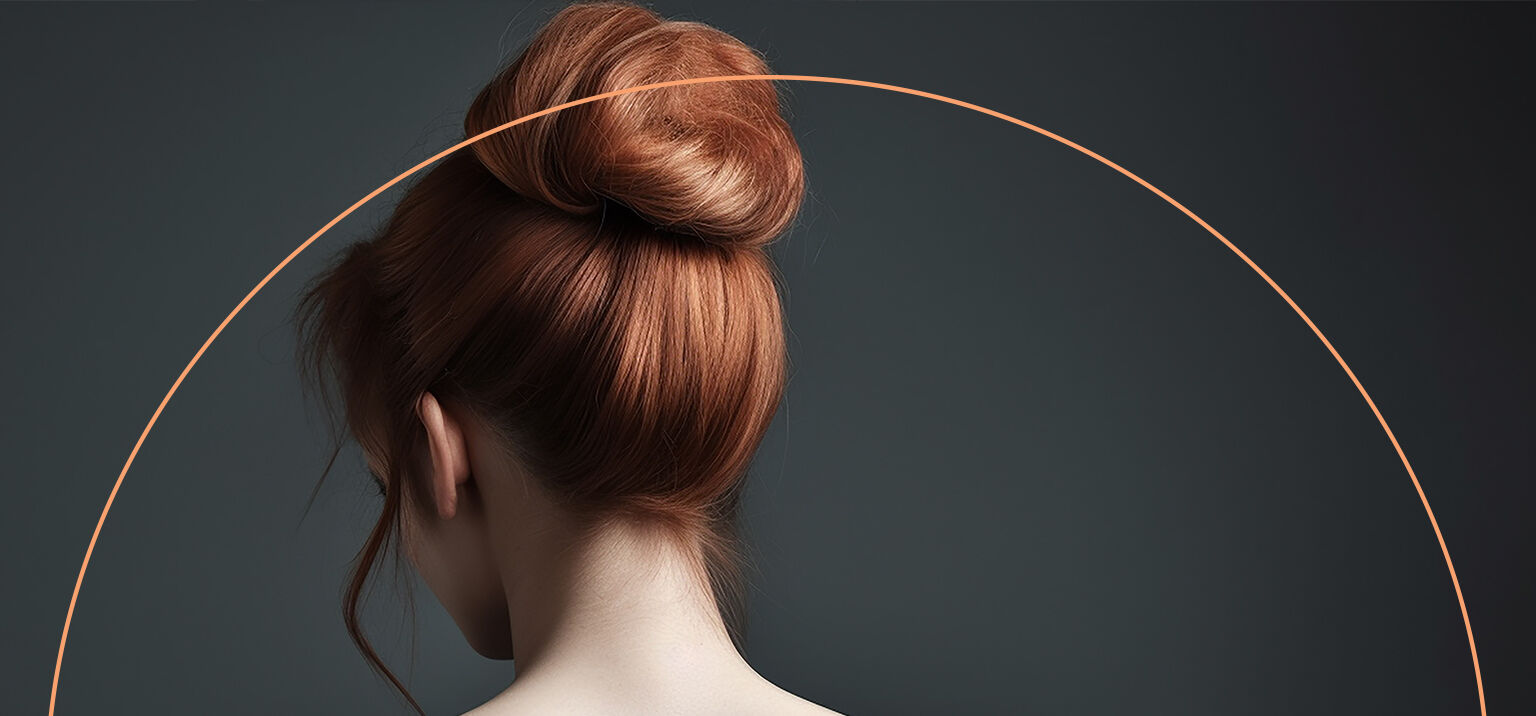 Penteado elegante com coque e cabelo ruivo