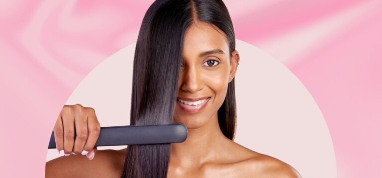 Mulher alisando o cabelo com prancha