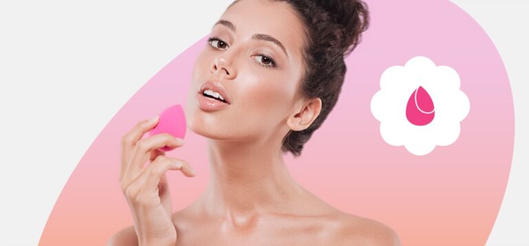 Mulher aplicando maquiagem