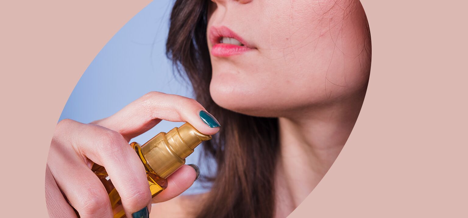 Mulher aplicando óleo facial em sua pele