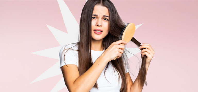 Mulher escovando cabelo com expressão preocupada.