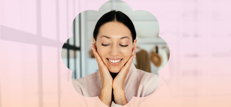 Mulher sorrindo com as mãos no rosto, aparência relaxada