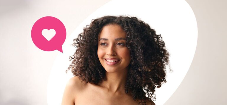Mulher sorrindo com cabelos cacheados e ícone de coração.