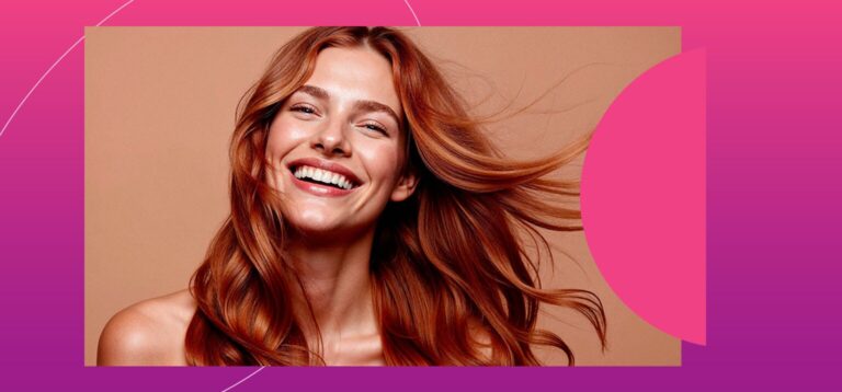 Mulher sorrindo com cabelos longos e ondulados