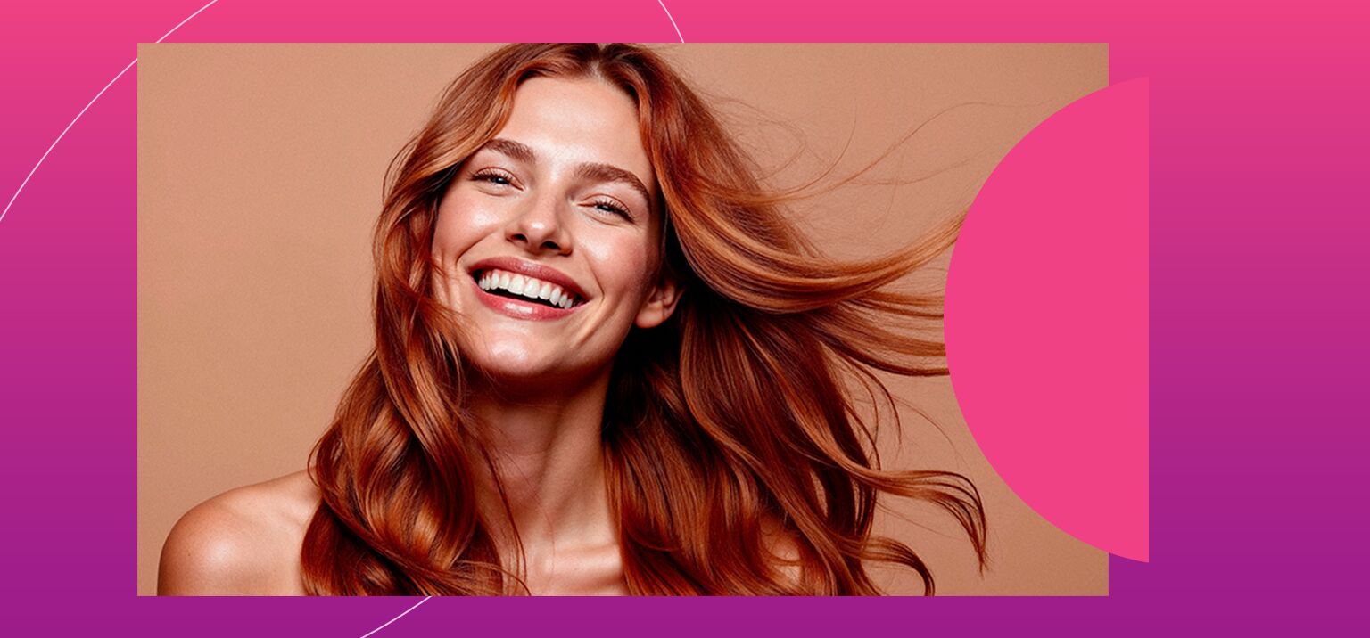 Mulher sorrindo com cabelos longos e ondulados