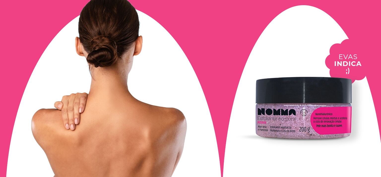 Mulher aplicando esfoliante corporal na pele