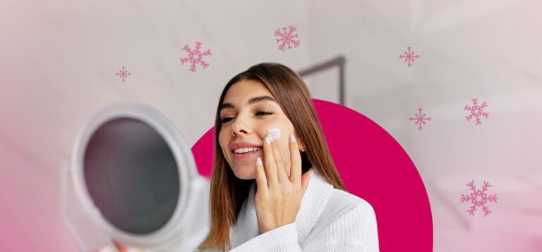 mulher aplicando creme facial