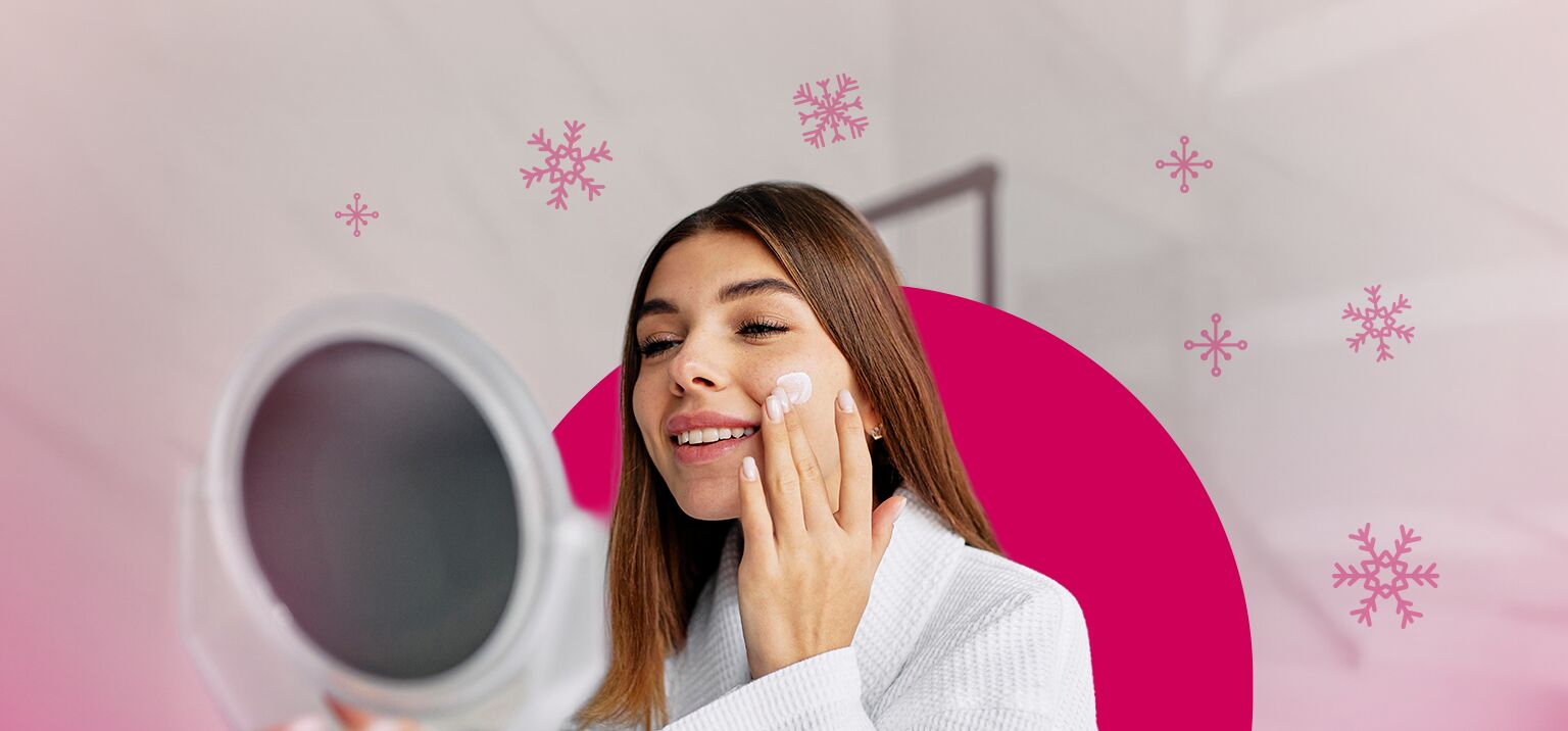 mulher aplicando creme facial