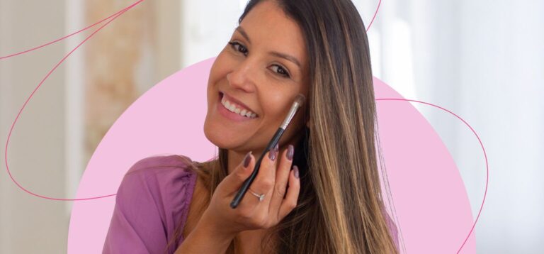 mulher aplicando maquiagem