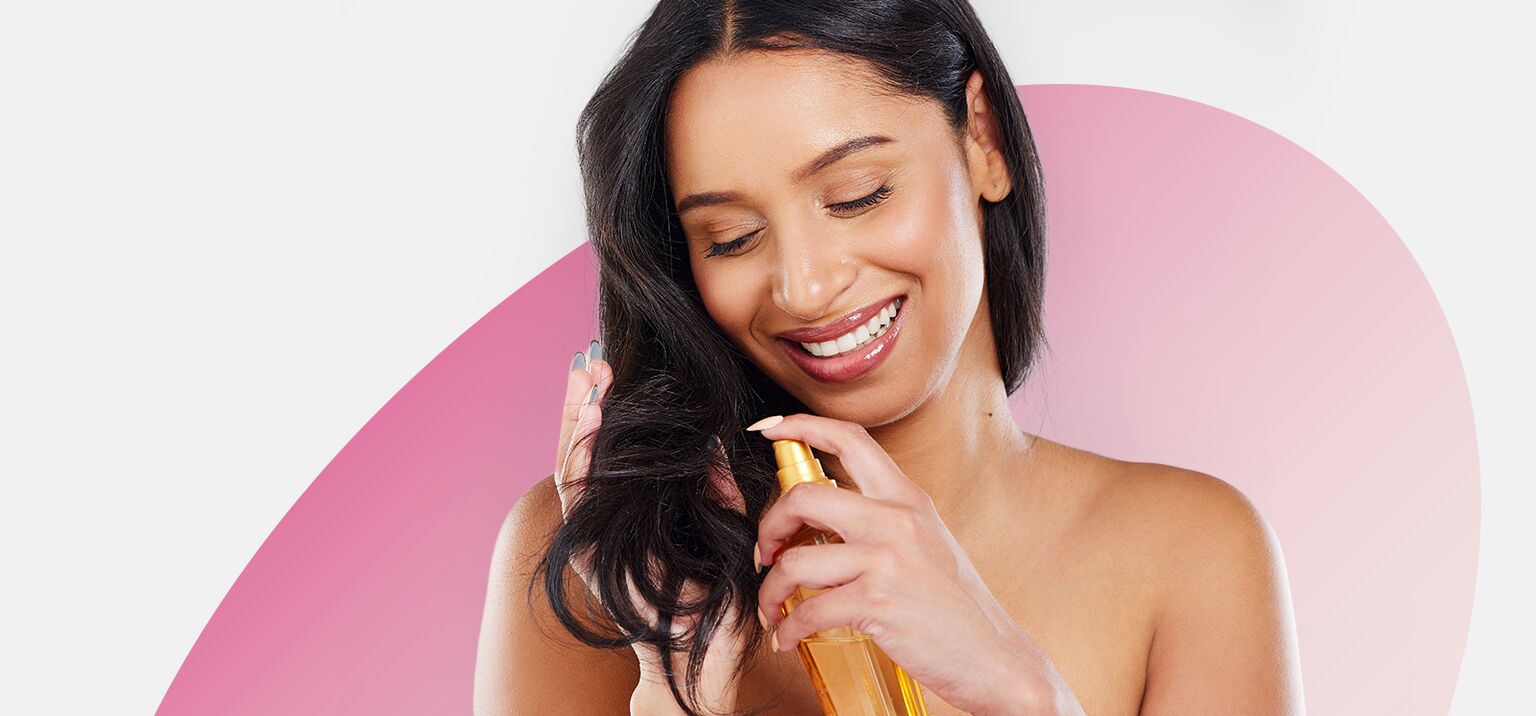 Mulher aplicando produto cabelos com sorriso