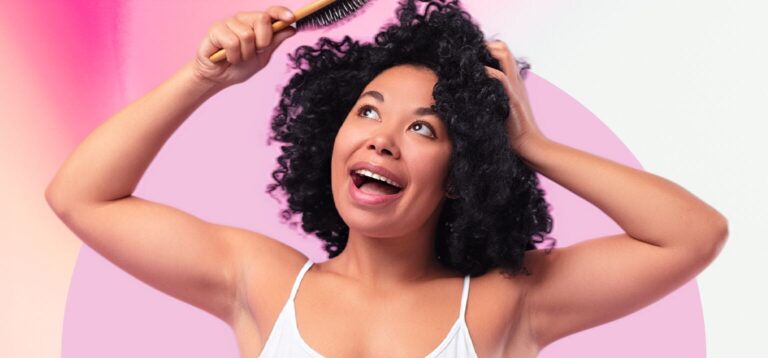 mulher penteando cabelo cacheado