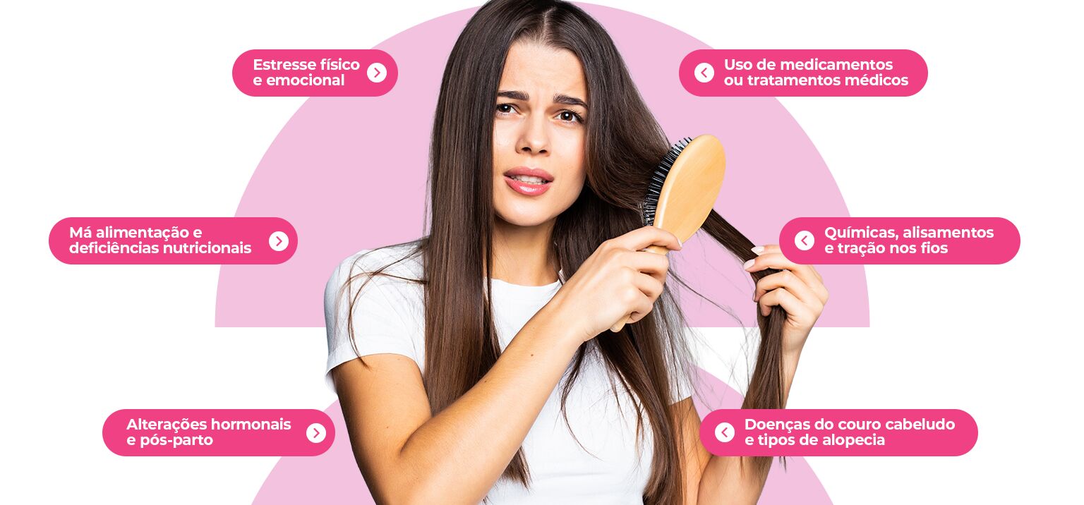 Mulher escovando cabelo com preocupação sobre queda de fios.