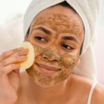 Mulher aplicando máscara facial natural com esfoliante.