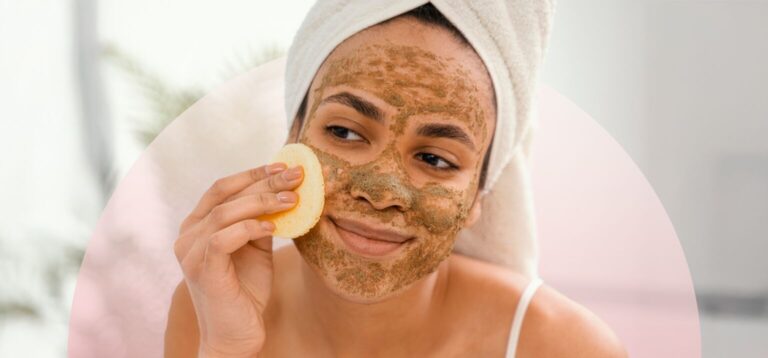 Mulher aplicando máscara facial natural com esfoliante.